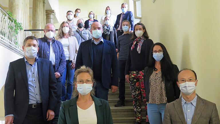 Bei der Abschlussfeier des „Bayerischen Testzentrums Uniklinik“ kamen Vertreter und Vertreterinnen aus den beteiligten Institutionen in Haus D20 zusammen. Im Vordergrund links Professor Oliver Kurzai, Vorstand des Instituts für Hygiene und Mikrobiologie der Uni Würzburg, und rechts Dr. Thiên-Trí Lâm, der ärztliche Leiter des Testzentrums.