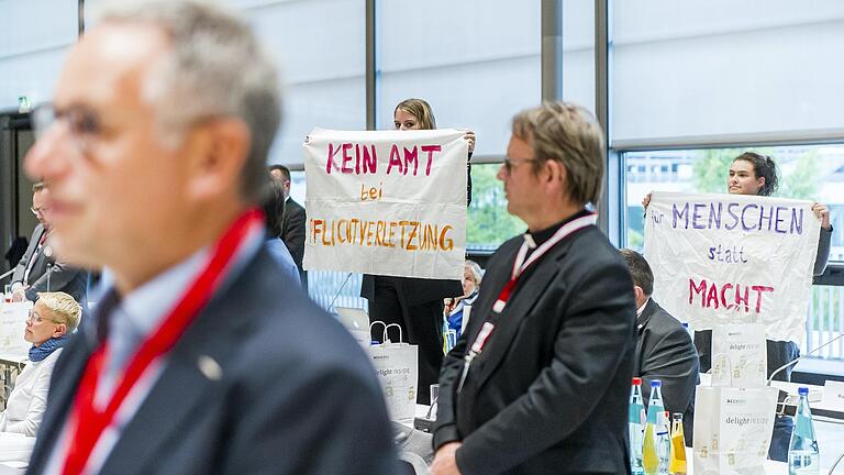 Nach der ersten Aussprache fand ein Protestgebet auf der Zweiten Vollversammlung des Synodalen Wegs in Frankfurt statt.