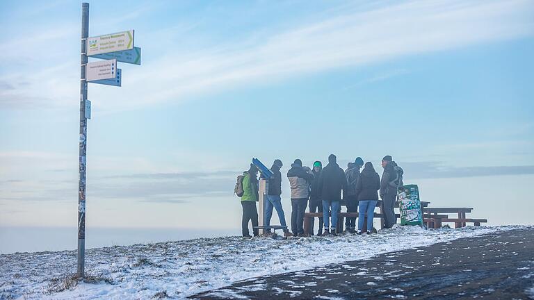 Schneefall hat die Rhön am Samstag – wie hier an der Wasserkuppe – in eine weiße Landschaft verwandelt. Am Nachmittag zog dann zusätzlich Nebel auf. Das kurze Winterintermezzo soll schon zum Wochenbeginn wieder vorbei sein. Schneefall hat die Rhön am Samstag – wie hier an der Wasserkuppe – in eine weiße Landschaft verwandelt. Am Nachmittag zog dann zusätzlich Nebel auf. Das kurze Winterintermezzo soll schon zum Wochenbeginn wieder vorbei sein.