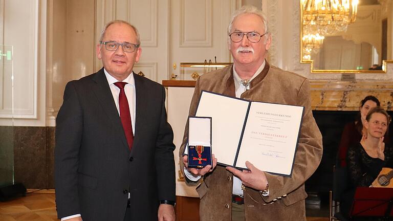 Den Verdienstkreuz am Bande des Verdienstordens der Bundesrepublik Deutschland überreichte Regierungspräsident Eugen Ehmann (links) in der Würzburger Residenz an Helmut Kuypers aus Gochsheim.