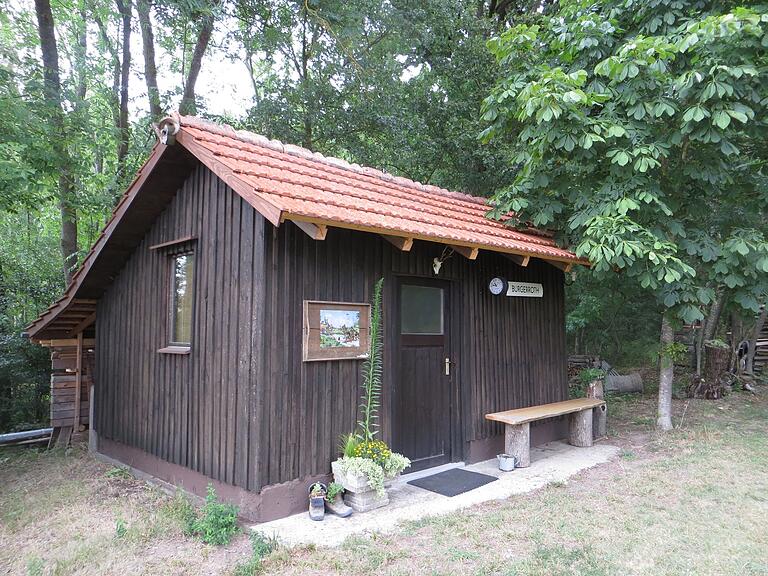 Das ehemalige Bahnhofsgebäude von Burgerroth – jetzt dient es dem Jagdpächter als Jagdhütte.