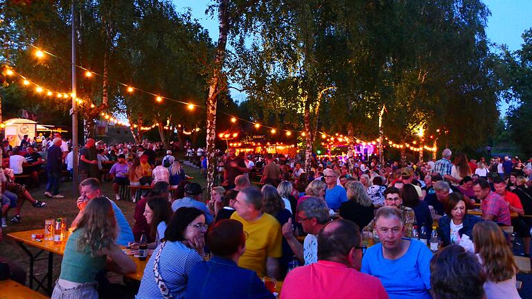 Zwei Tage lang feierten Besucherinnen und Besucher das Sommernachtsfest am Tivoli in Holzhausen.&nbsp;