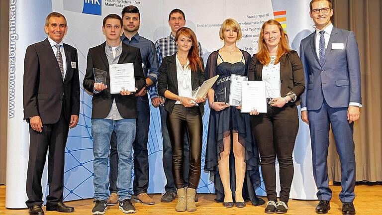 Haben's drauf: Unter den besten Auszubildenden in Mainfranken sind auch einige Rhön-Grabfelder. Das Bild zeigt (von links) IHK-Präsident Otto Kirchner, die Absolventen Maik Matthies, Niko Bauer, Manuel Schmöger, Karina Kopp, Jana Ries, Helena Schneyer und Max-Martin W. Deinhard, stellvertretender Hauptgeschäftsführer der IHK.Foto: Rudi Merkl