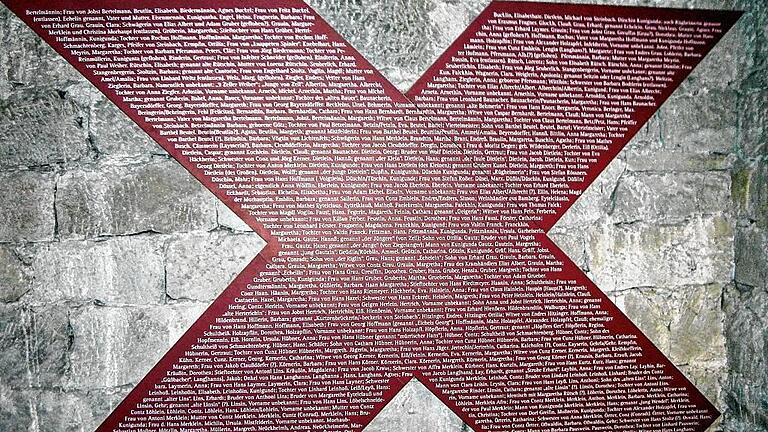 Das übergroße X (Bestandteil des Wortes Hexen) enthält die Namen von rund 400 Opfer der Hexenverbrennung in Zeil. Unter ihnen sind auch Leute aus umliegenden Amtsdörfern sowie aus Bamberg. So will man den bislang namenlosen Opfern ein Gedenken bewahren. Das übergroße X (Bestandteil des Wortes Hexen) enthält die Namen von rund 400 Opfer der Hexenverbrennung in Zeil. Unter ihnen sind auch Leute aus umliegenden Amtsdörfern sowie aus Bamberg. So will man den bislang namenlosen Opfern ein Gedenken bewahren.