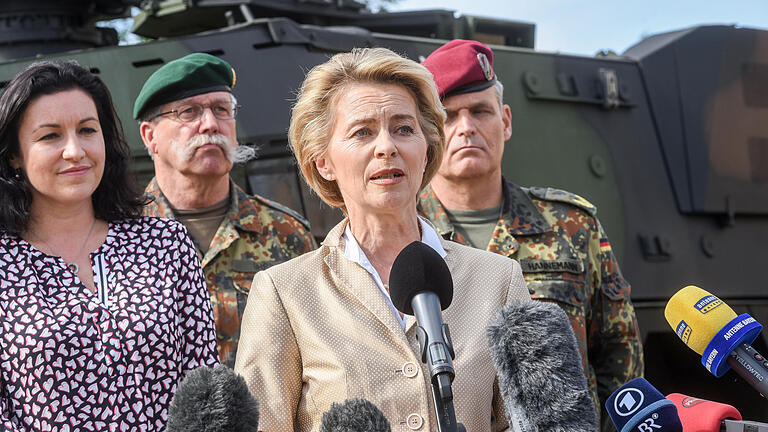 Bundesverteidigungsministerin Ursula von der Leyen besucht im Zuge ihrer Sommerreise den Truppenstandort in Hammelburg.