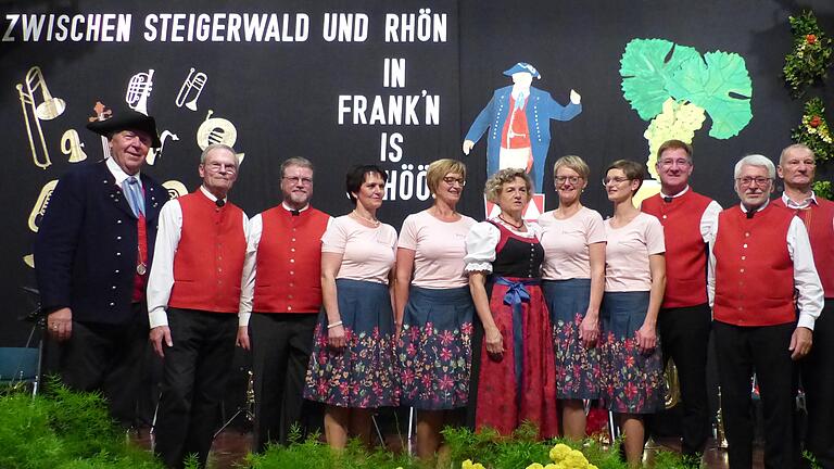 Zwischen Steigerwald und Rhön - in Frankn is schöö, mit diesem Motto luden der Grettschte Dreigsang und die Wilden Schlehen aus dem Rhön zum gemeinsamen fränkischen Abend ein und präsentierten sich fränkisch-frisch und lebensfreudig. Zum Abschluss des musikalischen Abends stellten sich zum Foto von links: Robert Gießübel, Albin Hofmann, Stefan Ullrich, Angelika Enders, Edith Hüttner, Ingrid Wunderlich, Ilona Zirkelbach, Theresa Seiffert, Wolfgang Dürr,  Norbert Kraus und Gerald Joß.