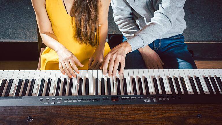 Musikunterricht ist meist Einzelunterricht - und körperbetont. Beim Klavierunterricht etwa sitzt der Lehrer oft neben dem Kind, um den Fingersatz überprüfen zu können. Ein Dilemma.