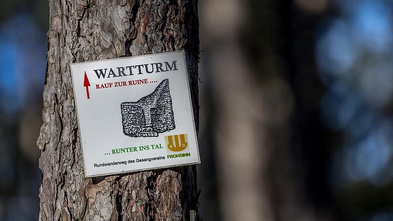 Unterwegs auf dem Natur- und Kulturlehrpfad am 'Berg' in Leinach: Schild in Richtung Wartturm. Unterwegs auf dem Natur- und Kulturlehrpfad am 'Berg' in Leinach: Schild in Richtung Wartturm.