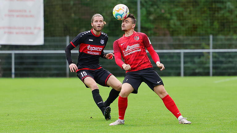 Per Kopf erfolgreich: Marcel Kühlinger von der DJK Schwebenried/Schwemmelsbach (rechts, hier Anfang Oktober gegen den Lengfelder McKenzie Myhres-Kukuk) sorgte für das 2:0 beim Erfolg seiner Mannschaft gegen Lichtenfels.&nbsp;