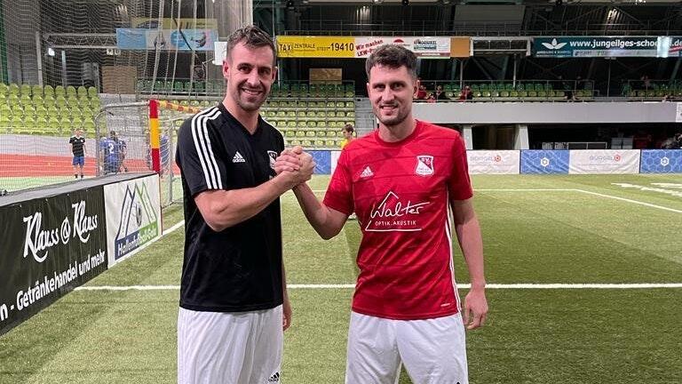 Bleibt beim SV Birkenfeld im Amt: Trainer Benedikt Strohmenger (rechts)