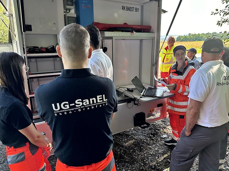 Im hinteren Bereich des neuen Einsatzfahrzeugs der Rettungshundestaffel ist die gesamte Technik mit Funkgeräten, Laptop und Drucker eingebaut.