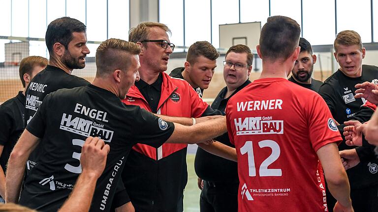 'Unsere Teamchemie ist hervorragend', sagt Marco Donat (Dritter von links) über seinen VC Eltmann. Die Zweitliga-Volleyballer starten an diesem Samstag gegen den VC Dresden in die neue Saison. 'Unsere Teamchemie ist hervorragend', sagt Marco Donat (Dritter von links) über seinen VC Eltmann. Die Zweitliga-Volleyballer starten an diesem Samstag gegen den VC Dresden in die neue Saison.