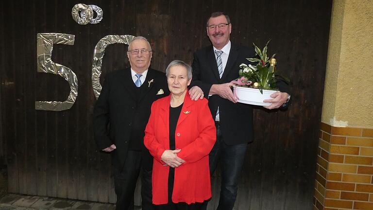 Der 2. Bürgermeister, Thomas Dietz, gratulierte dem Ehepaar Hedwig und Theo Mültner im Namen der Stadt herzlich zur Goldenen Hochzeit.
