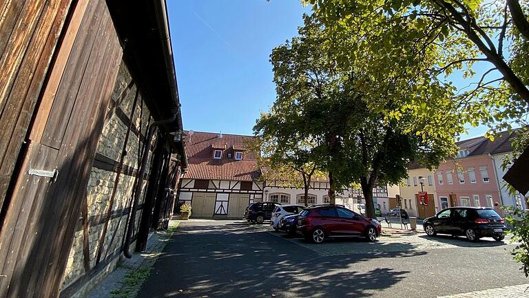 Wo heute noch Autos parken, wird eine Freizeitfläche mit Wasserspiel entstehen. Im kommenden Jahr soll das Schlösschen mit angrenzender Markthalle in Ostheim umgestaltet werden. Dafür müssen die drei Bäume im Zentrum des Platzes weichen.