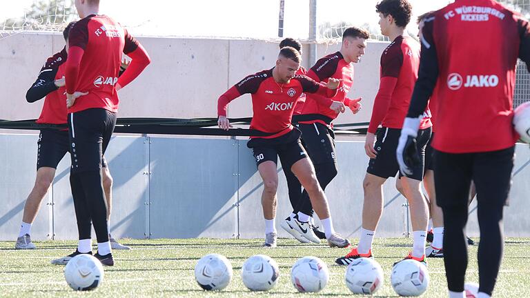 Nach einer Woche Training unter mallorquinscher Sonne stehen für Benyas Junge-Abiol (Mitte) und Neuzugang Johann Hipper ab Montag wieder Übungseinheiten mit den Würzburger Kickers in der Heimat auf dem Programm.