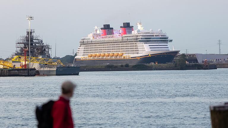 Das Kreuzfahrtschiff &bdquo;Disney Dream&rdquo; läuft in Hamburg ein       -  Die &bdquo;Disney Dream&rdquo; läuft den Hamburger Hafen erstmals anlässlich einer Reise an.