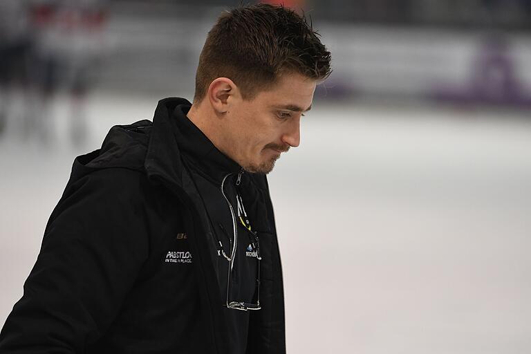 Semjon Bär, der Trainer des ERV Schweinfurt, findet, seine Mannschaft habe 'das Eishockey-Feuer in Schweinfurt wieder entzündet'. Semjon Bär, der Trainer des ERV Schweinfurt, findet, seine Mannschaft habe 'das Eishockey-Feuer in Schweinfurt wieder entzündet'.
