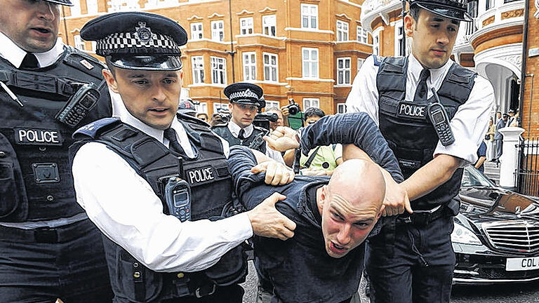 Im Polizeigriff: Ein Unterstützer von Julian Assange wird vor der Botschaft von Ecuador in London abgeführt.