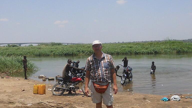 Große Wäsche im Fluss: Markus Hemmert traf bei seiner Tour durch Afrika auf Einheimische, die im Fluss ihr Motorrad waschen.