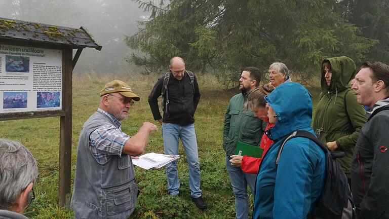 Wanderführer Gerd Ditzel (2. von links) erklärt Journalisten aus Deutschland, Österreich und der Schweiz Wissenswertes zur Artenvielfalt entlang der ehemaligen innerdeutschen Grenze.  Foto: Melissa Kalmund       -  Wanderführer Gerd Ditzel (2. von links) erklärt Journalisten aus Deutschland, Österreich und der Schweiz Wissenswertes zur Artenvielfalt entlang der ehemaligen innerdeutschen Grenze.  Foto: Melissa Kalmund