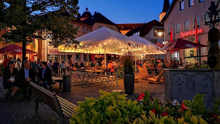 Dieses Bild des Bischofsheimer Marktplatzes an einem Sommerabend ist für Bürgermeister Georg Seiffert Leitmotiv der diesjährigen Bürgerversammlung. Die gemütliche Atmosphäre zeige, wie Bischofsheim wahrgenommen und geschätzt werde.