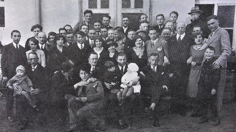 Das Bild aus einer Vereinschronik des FC Gerolzhofen zeigt deren Spieler im Jahr 1931 mit ihrem Vorsitzenden Philipp Selig (Sechster von rechts, mit dunklem Anzug und weißem Hemd mit Krawatte) anlässlich eines Spiels gegen den FC Altstadt Schweinfurt.