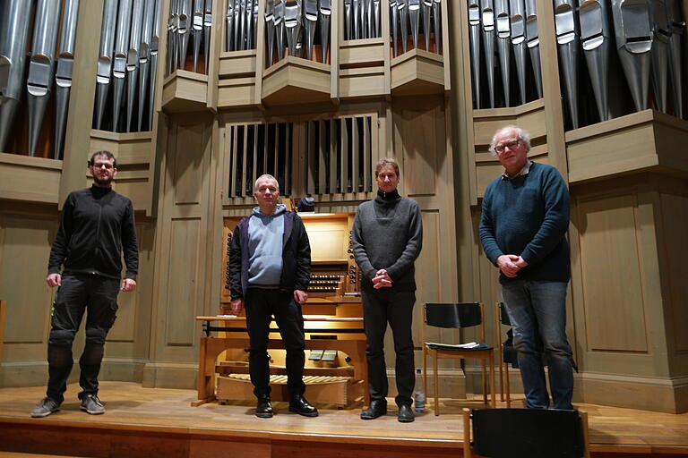 Glücklich über die Erweiterung der Orgel (von links): Orgelbauer Dominik Schindler, Orgelsachverständiger Mark Genzel, Kirchenmusikdirektor Christian Heidecker und Orgelbauer Christoph Schindler.