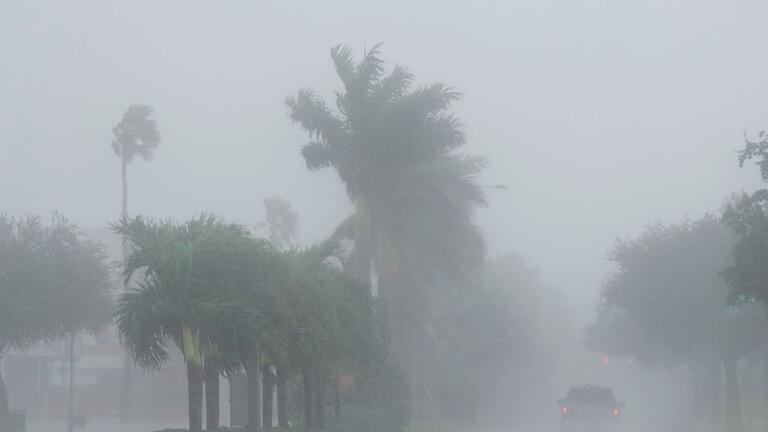 Hurrikan &bdquo;Milton&rdquo; in Florida       -  Hurrikans bringen nicht nur orkanartige Winde, sondern auch viel Regen und Sturmfluten.