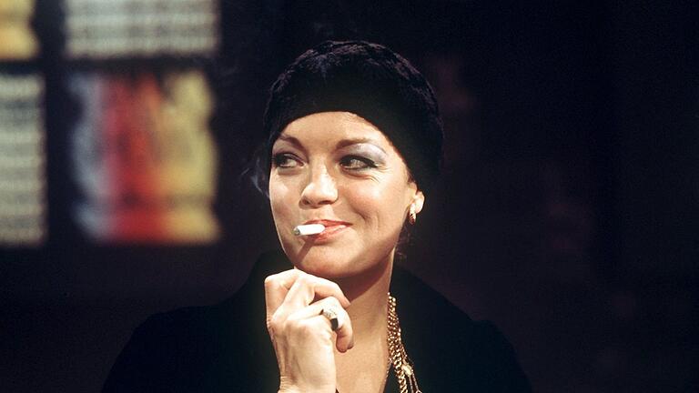 Romy Schneider       -  Romy raucht - vor 50 Jahren war sowas im Fernsehen kein Problem. (Archivbild)