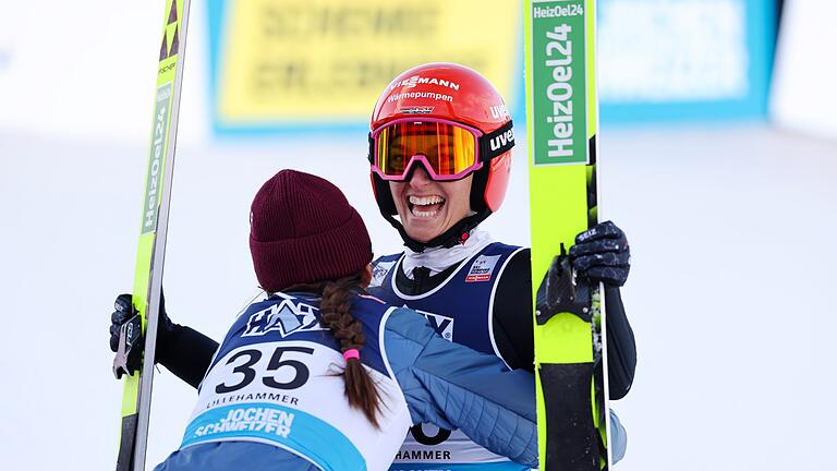 Skispringen: Weltcup Damen       -  Katharina Schmid (r.) bejubelte in Lillehammer den 16. Weltcup-Sieg ihrer Karriere.