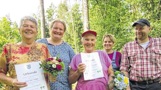 Ehrung im Bastheimer Gemeindewald: Die beiden langjährigen Pflanzfrauen Resi Trapp aus Reyersbach (links) und Anita Schneider aus Unterwaldbehrungen (Mitte) wurden zu &bdquo;Ehrenwaldbürgerinnen&ldquo; ernannt. Ihnen gratulierten Bürgermeisterin Anja Seufert (Zweite von links), Kollegin Heike Schneider und Förster Andreas Henig.