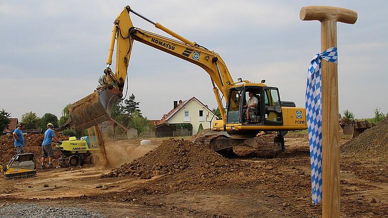 Spatenstich für die Erschließung im Baugebiet an der Sommerhäuser Straßer in Erlach.