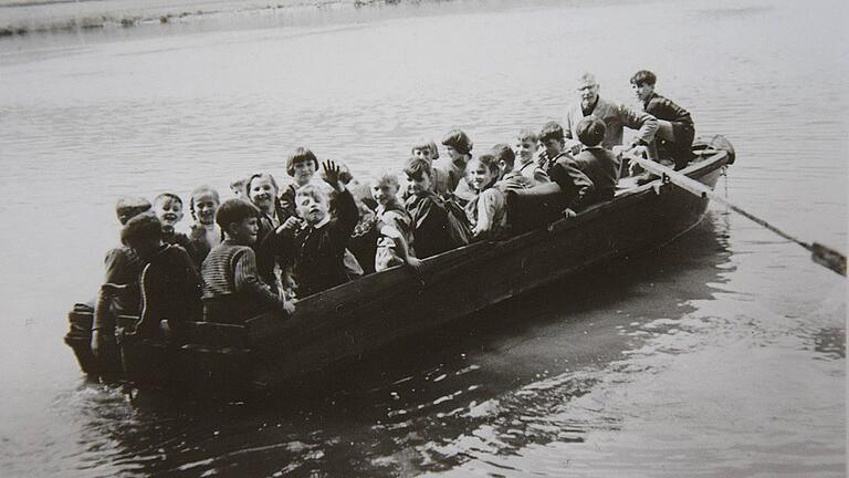 Schulausflug 1957: Hier ist der Neuendorfer Volksschullehrer Max Deublein mit seinen Schülern in Kunkels Fähre unterwegs. Schulausflug 1957: Hier ist der Neuendorfer Volksschullehrer Max Deublein mit seinen Schülern in Kunkels Fähre unterwegs.