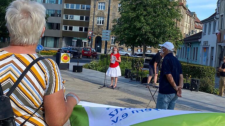 Mit einer Mahnwache demonstrierten Atomkraftkritiker am Montag gegen die Ablagerung von Müll aus dem AKW Grafenrheinfeld auf der Kreisdeponie Rothmühle. In der Mitte Hauptrednerin Babs Günther.