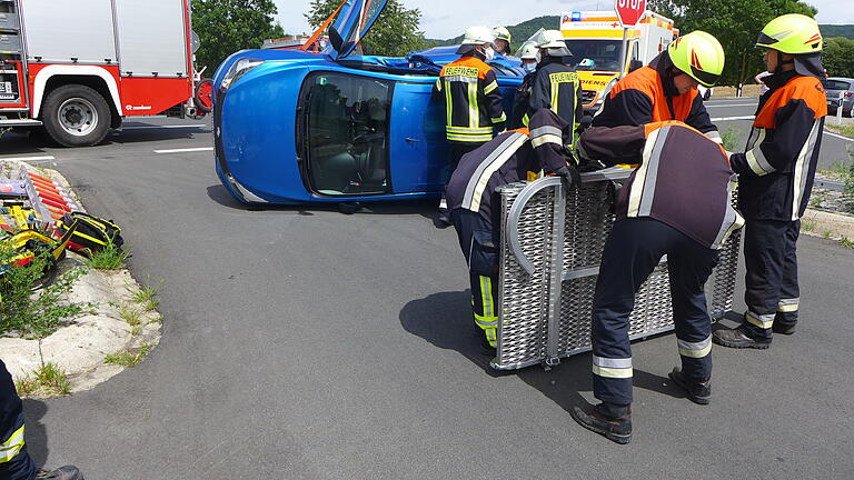 Mithilfe der Lkw-Rettungsplattform konnten die Retter einen älteren Mann aus seinem umgestürzten Auto befreien.