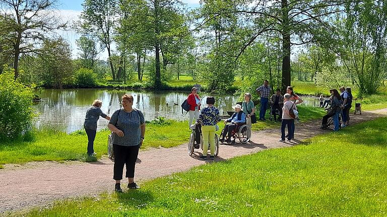 Mit der Referentin Angela Stein spazierten die Teilnehmer durch den Kurpark von Bad Königshofen bis zur Wallfahrtskirche in Ipthausen.&nbsp;