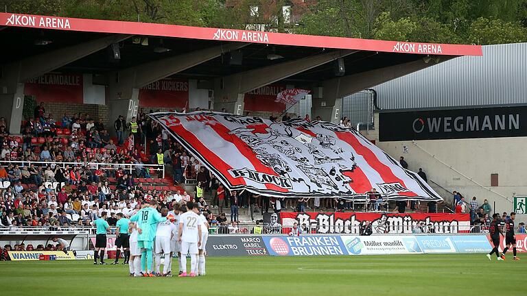 Die Anhänger im Fanblock der Würzburger Kickers zeigen vor der Partie gegen die zweite Mannschaft des FC Bayern München eine Choreographie.