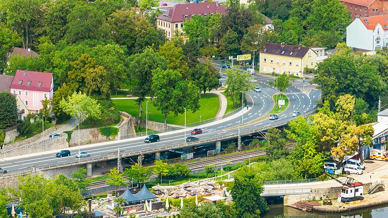 Die neue Brücke des Handelsverbands-Vorschlags würde rechts im Bild an der Kreuzung Paul-Rummert-Ring/Alte Bahnhofstraße angeschlossen. Die neue Brücke des Handelsverbands-Vorschlags würde rechts im Bild an der Kreuzung Paul-Rummert-Ring/Alte Bahnhofstraße angeschlossen.