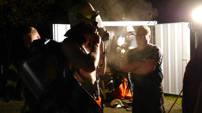 Abdampfen nach der Übung: Unter dem schweren CSA-Anzug empfiehlt sich luftige Kleidung. Abdampfen nach der Übung: Unter dem schweren CSA-Anzug empfiehlt sich luftige Kleidung.
