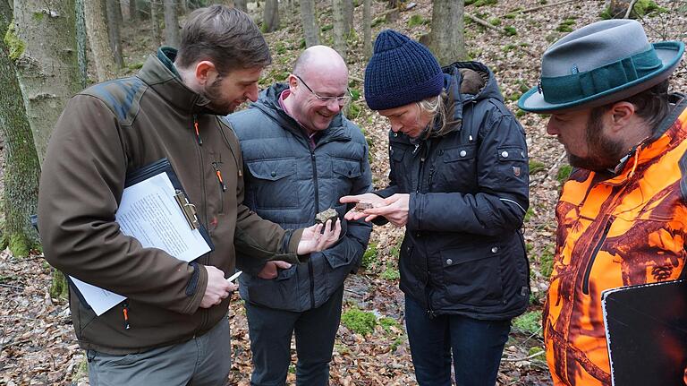 Eva Schubert hat eine Rhönquellschnecke 'gefangen' und zeigt das kleine Tierchen Bürgermeister Georg Seiffert (Zweiter von links) sowie den Herren von der Waldthausen'schen Forstverwaltung aus Gersfeld Revierförster Richard Schulze Frenking (links) und Daniel Walter (rechts). Eva Schubert hat eine Rhönquellschnecke 'gefangen' und zeigt das kleine Tierchen Bürgermeister Georg Seiffert (Zweiter von links) sowie den Herren von der Waldthausen'schen Forstverwaltung aus Gersfeld Revierförster Richard Schulze Frenking (links) und Daniel Walter (rechts).
