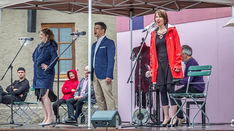 Lisa Ziehm, Wolfram B. Meyer und Frederike Faust (von links) machten mit ihrer Gesangseinlage Lust auf die Operette 'Orpheus in der Unterwelt'.