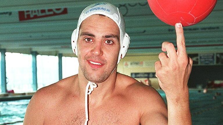 Vor 25 Jahren: Raúl de la Peña als Spieler in seiner Zeit beim SV 05. Der heute 55-Jährige kehrt jetzt nach Würzburg zurück und übernimmt die Nullfünfer als Trainer. Vor 25 Jahren: Raúl de la Peña als Spieler in seiner Zeit beim SV 05. Der heute 55-Jährige kehrt jetzt nach Würzburg zurück und übernimmt die Nullfünfer als Trainer.