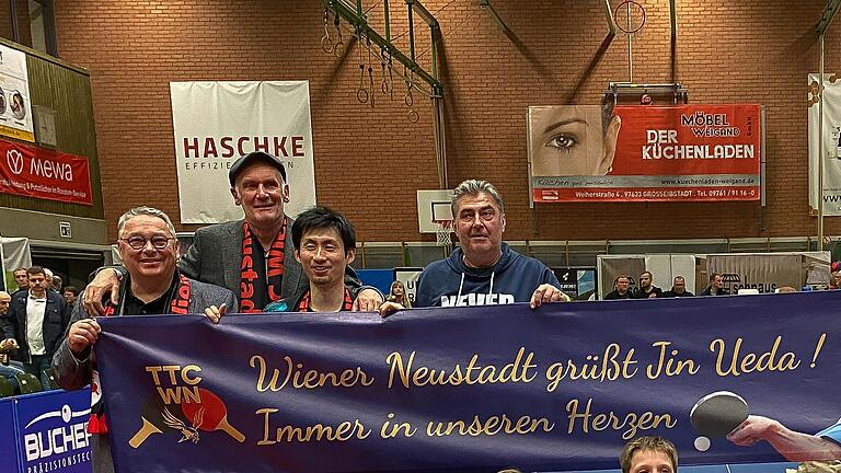 Aus Wien waren Fans von Jin Ueda (Dritter von links) angereist, um ihn vom TSV Bad Königshofen und aus Europa zu verabschieden. Aus Wien waren Fans von Jin Ueda (Dritter von links) angereist, um ihn vom TSV Bad Königshofen und aus Europa zu verabschieden.