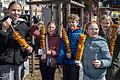Lassen sich die frischen Kartoffelspiralen auf dem Schweinfurter Marktplatz schmecken: Zahlreiche Besucherinnen und Besucher strömten zum verkaufsoffenen Sonntag nach Schweinfurt.