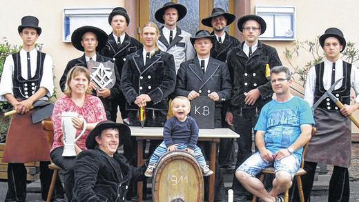 Erinnerungsfoto: Bei der Gründung der Gesellschaft &bdquo;Herberge für rechtschaffene fremde Gesellen zu Würzburg&ldquo; mit Sitz in Neubrunn entstand dieses Foto. Vorne von links: Tippelgeselle Lars Schulz und Fassbubi Xaver Schlötter; sitzend: Herbergsmutter Marlene Meckel und Herbergsvater Michael Veith; stehend: Arbeitsgeselle Timon Lüsch, Sven Schworzer, Sebastian Stein, Altgeselle Nico Kettner, Marco Dünkel, Buchgeselle Matthias Günzel, Sebastian Wehner, Dosengeselle Nils Gregor und Arbeitsgeselle Johannes Graack. rgsgesellschaft