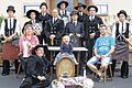 Erinnerungsfoto: Bei der Gründung der Gesellschaft &bdquo;Herberge für rechtschaffene fremde Gesellen zu Würzburg&ldquo; mit Sitz in Neubrunn entstand dieses Foto. Vorne von links: Tippelgeselle Lars Schulz und Fassbubi Xaver Schlötter; sitzend: Herbergsmutter Marlene Meckel und Herbergsvater Michael Veith; stehend: Arbeitsgeselle Timon Lüsch, Sven Schworzer, Sebastian Stein, Altgeselle Nico Kettner, Marco Dünkel, Buchgeselle Matthias Günzel, Sebastian Wehner, Dosengeselle Nils Gregor und Arbeitsgeselle Johannes Graack. rgsgesellschaft