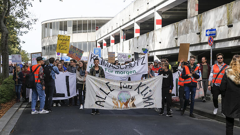 Globaler Klimastreik: Am Freitag, den 20. September – drei Tage vor dem UN-Sondergipfel zum Klimaschutz in New York – findet auf der ganzen Welt ein Klimastreik statt. Auch Würzburg zieht mit einer enormen Anzahl an Teilnehmerinnen und Teilnehmern vom Hauptbahnhof in Richtung Innenstadt.