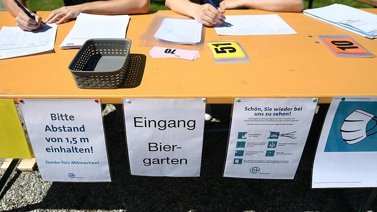 Mitarbeiter eines Biergartens notieren sich alle Gäste. Die Polizei greift bei Ermittlungen auf Gästedaten von Bewirtungsbetrieben zurück. Mitarbeiter eines Biergartens notieren sich alle Gäste. Die Polizei greift bei Ermittlungen auf Gästedaten von Bewirtungsbetrieben zurück.