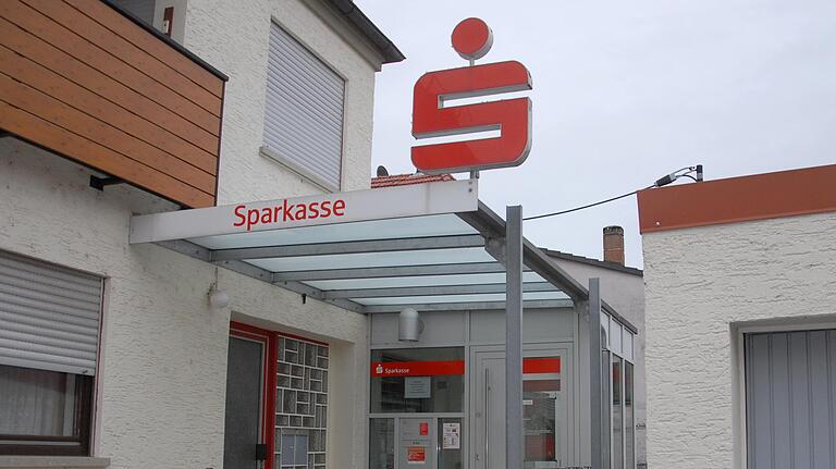 48 Jahre war die Sparkasse im Erdgeschoss des Hauses des Kleinlangheimers Karl-Heinz Emmert beheimatet. Jetzt werden die Kunden auf die nächstgelegene Filiale in Wiesentheid verwiesen. 48 Jahre war die Sparkasse im Erdgeschoss des Hauses des Kleinlangheimers Karl-Heinz Emmert beheimatet. Jetzt werden die Kunden auf die nächstgelegene Filiale in Wiesentheid verwiesen.