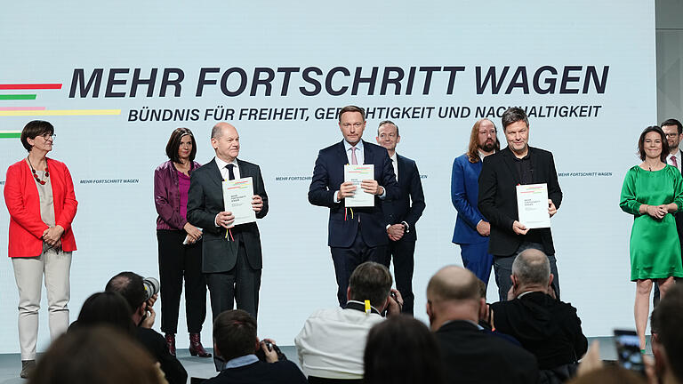 SPD, Grüne und FDP haben den Koalitionsvertrag für eine Ampel-Regierung unterschrieben. Was erwartet der Würzburger Politikwissenschaftler Prof. Hans-Joachim Lauth von der neuen Regierung? SPD, Grüne und FDP haben den Koalitionsvertrag für eine Ampel-Regierung unterschrieben. Was erwartet der Würzburger Politikwissenschaftler Prof. Hans-Joachim Lauth von der neuen Regierung?